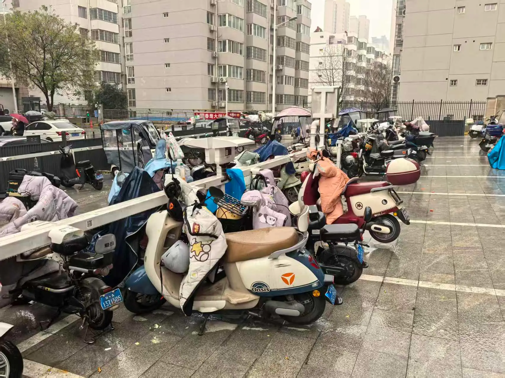 【西安2025年30项为民实事巡礼】
长安区充分利用公共开放空间建设充电设施解决电动自行车充电