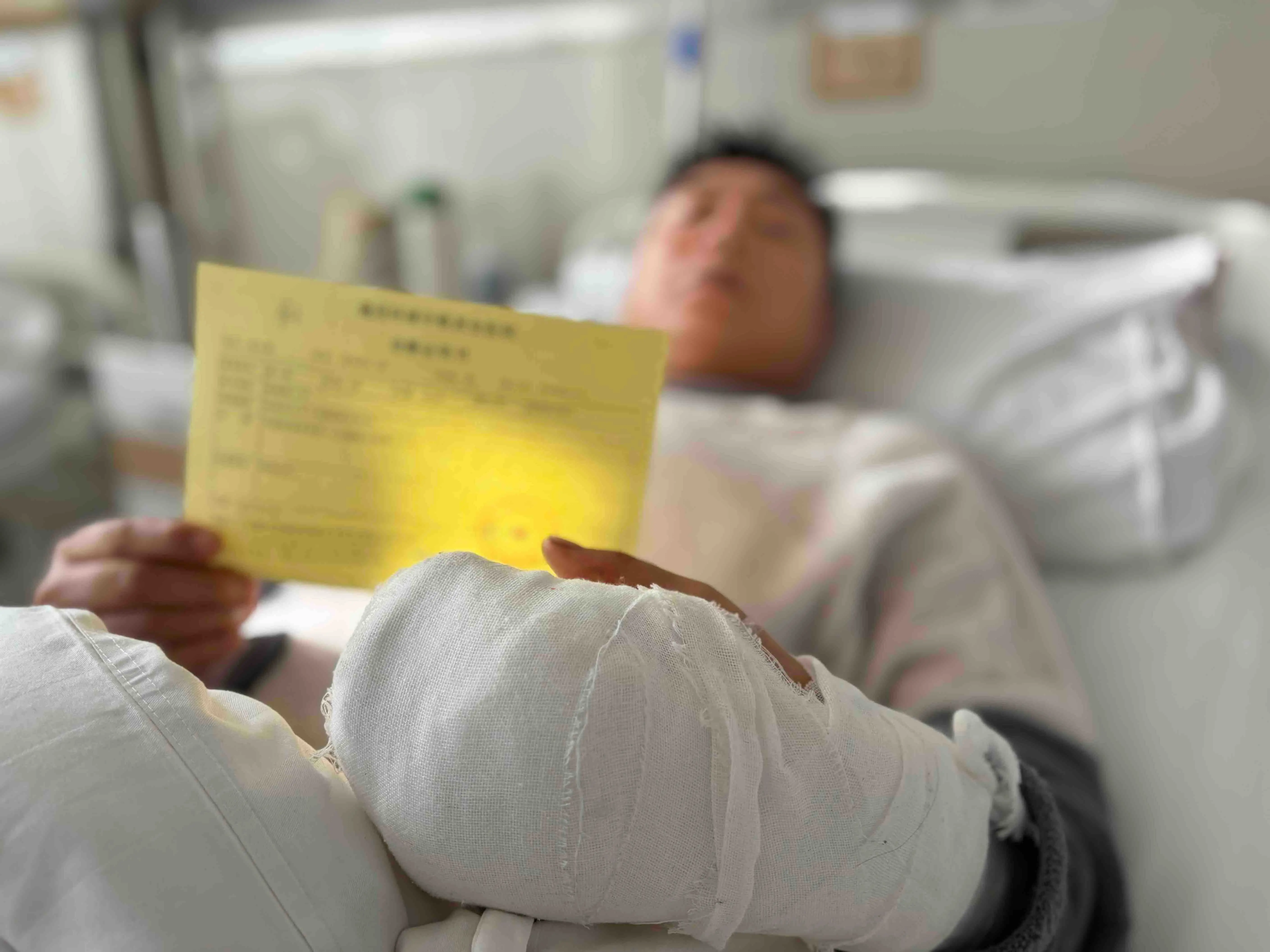 保安上门处理投诉起冲突     业主手指被咬骨折