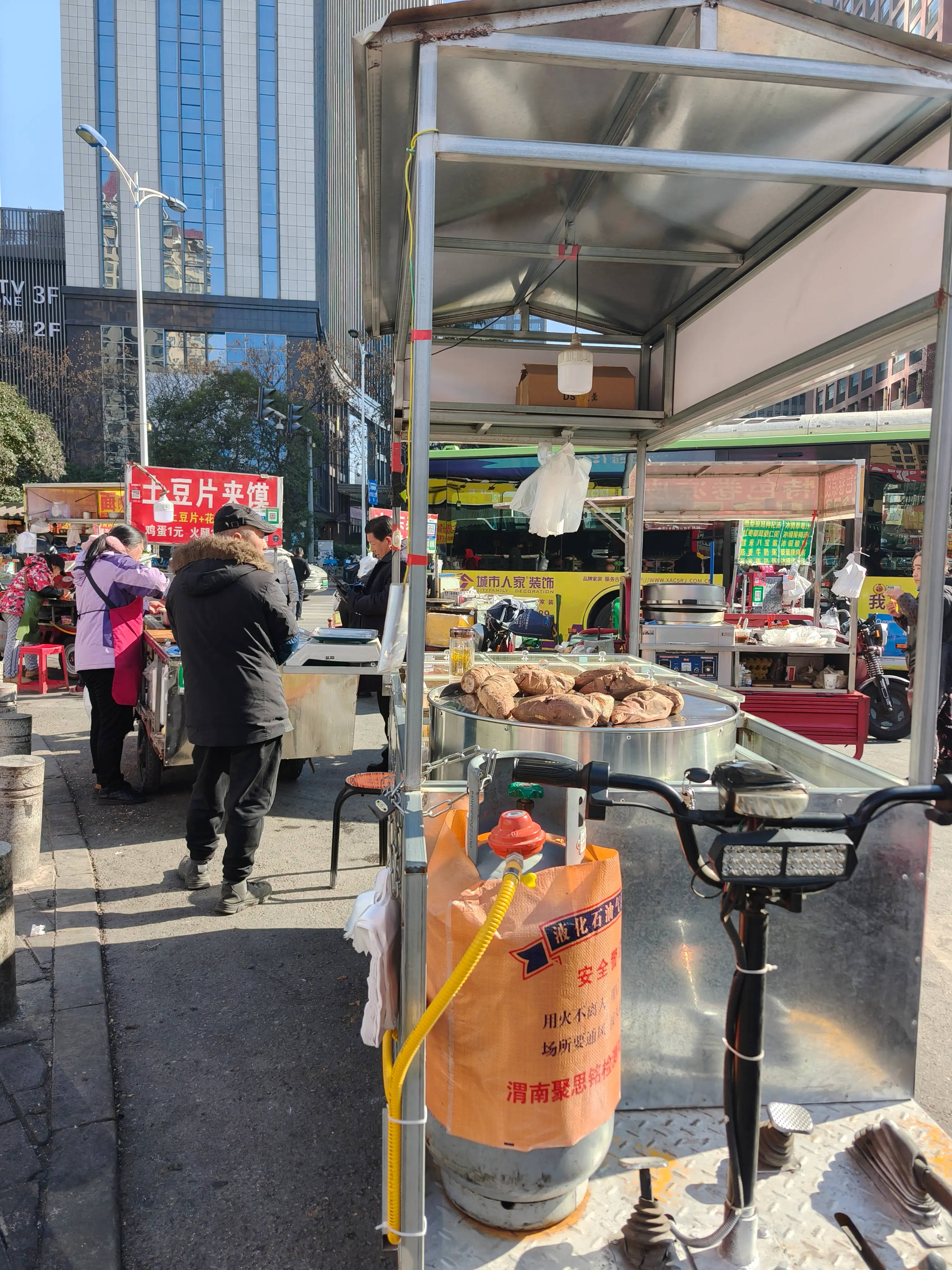 小8跑街|通行难、环境差、隐患多——西安这些路段占道问题待整治