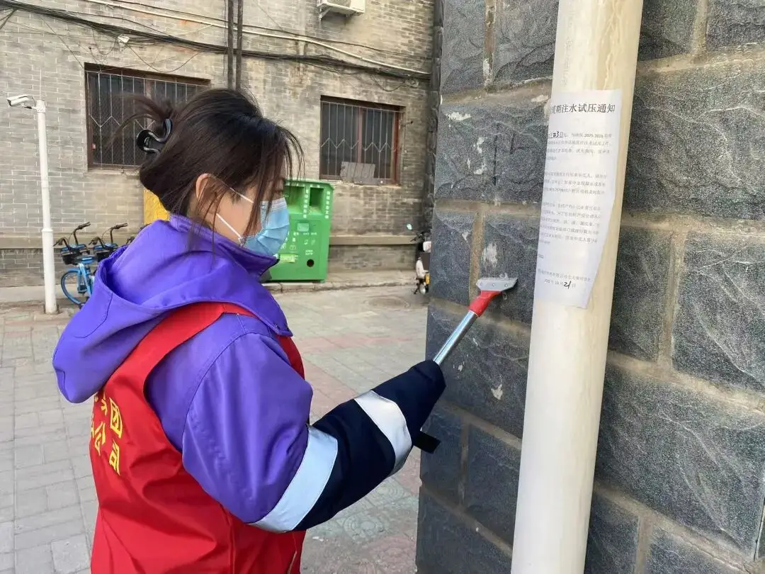 朝阳环境集团城投公司走进慕容社区 清理城市“牛皮癣”
