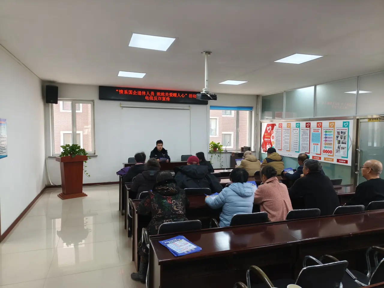 龙城警方深入社区开展老年人反诈宣传活动