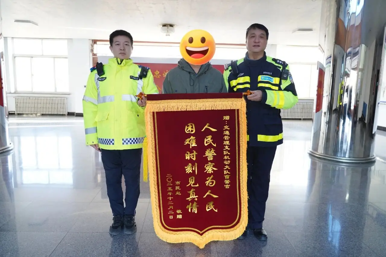 朝阳交警正能量 执勤交警秒变“修车工” 暖心相助解民忧