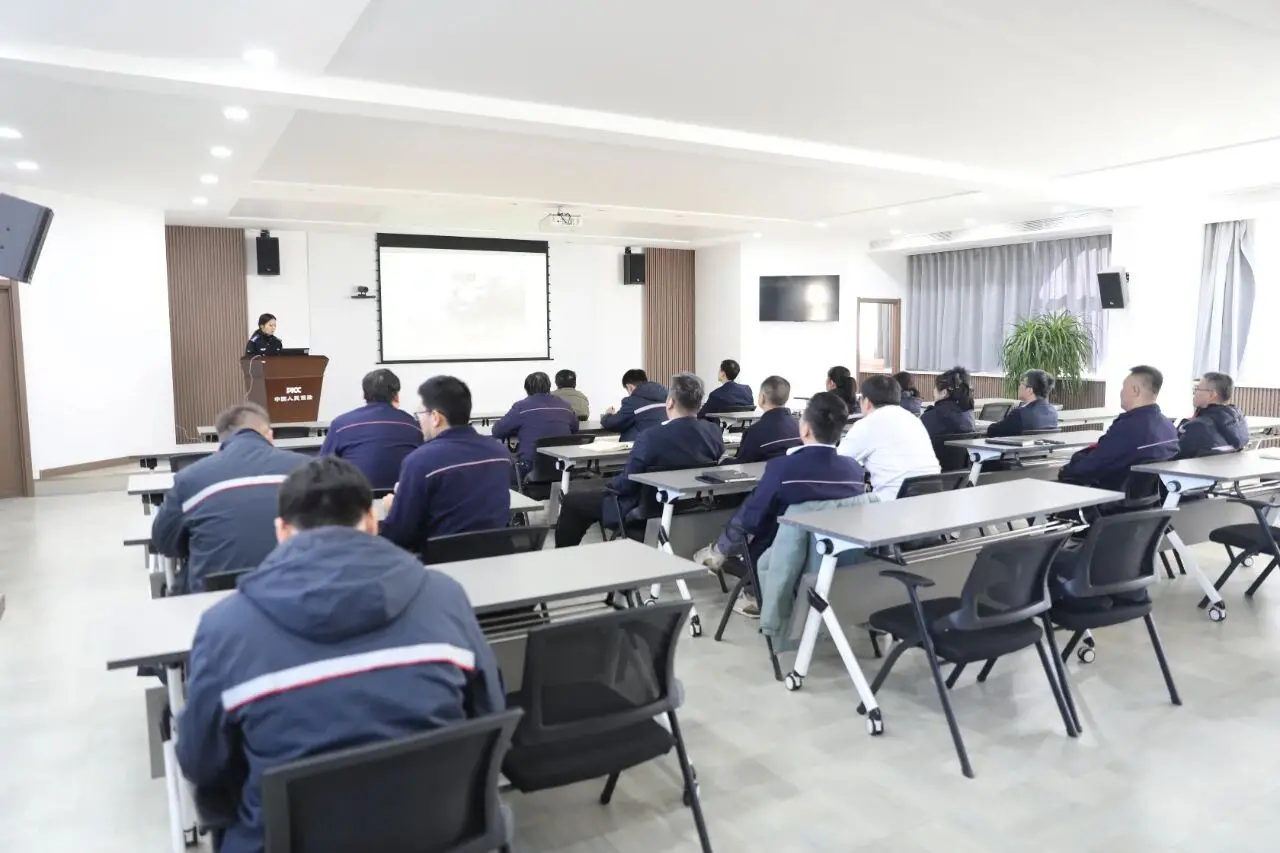 朝阳交警为保险公司送“交通安全险”