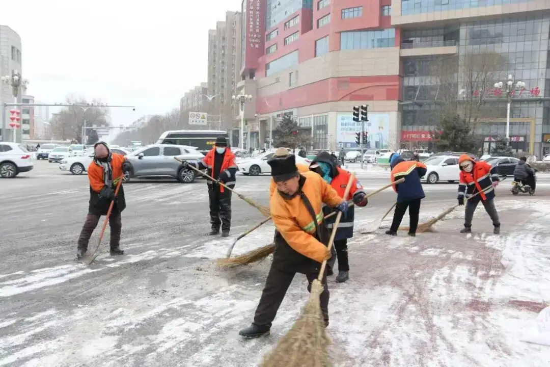 以雪为令，闻雪而动——朝阳环境道路机扫分公司全力清雪保畅通