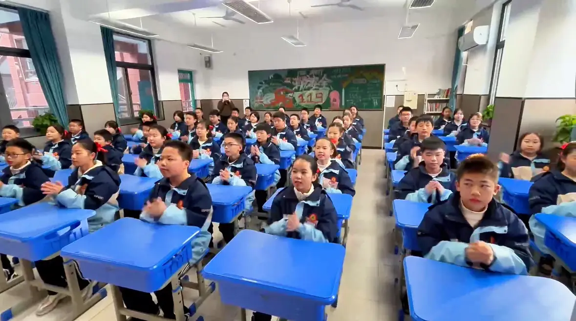 指尖跳跃，舞步轻盈！咸阳中学七年级的同学们用一支活力满满的手势舞，展现出独属于少年的朝气与风采。