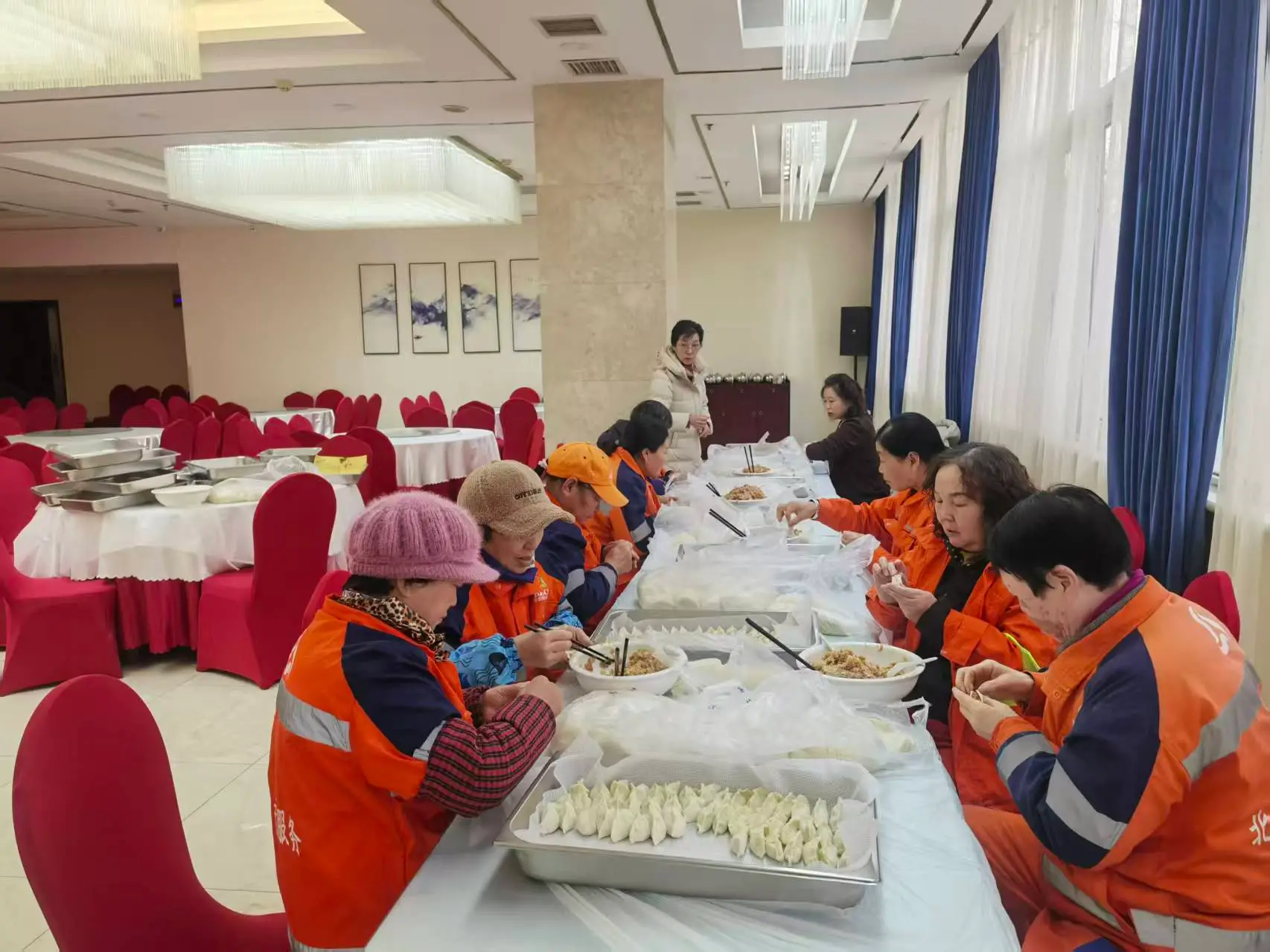 情暖冬至，咸阳铁塬酒店爱心水饺关爱一线环卫工人