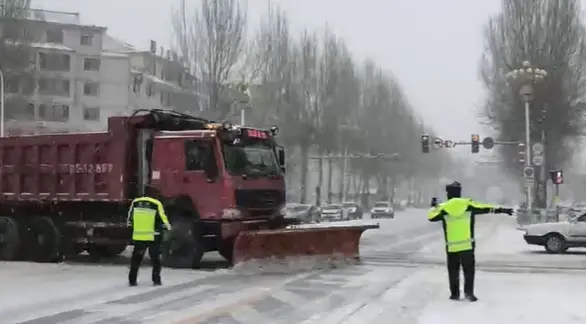 辽宁多地以雪为令、迅速行动， 高效除冰除雪保障道路畅通