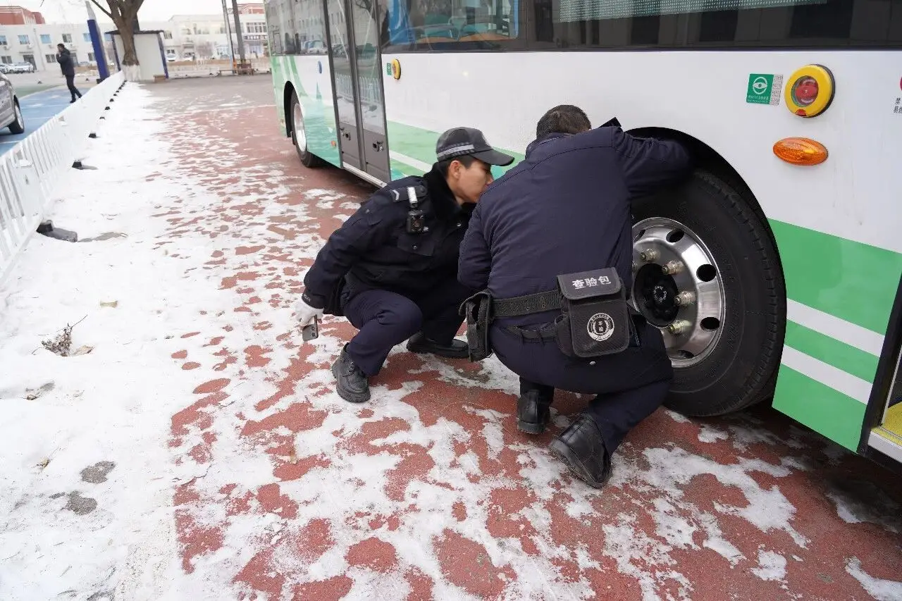 朝阳交警 绿色通道优服务 流动车管上门办