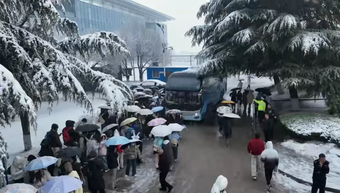 雪封归途路 校警暖人心——风雪同心护航铜川职院学子平安返乡