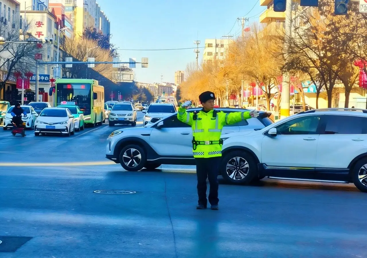畅安元旦 朝阳交警与你同行