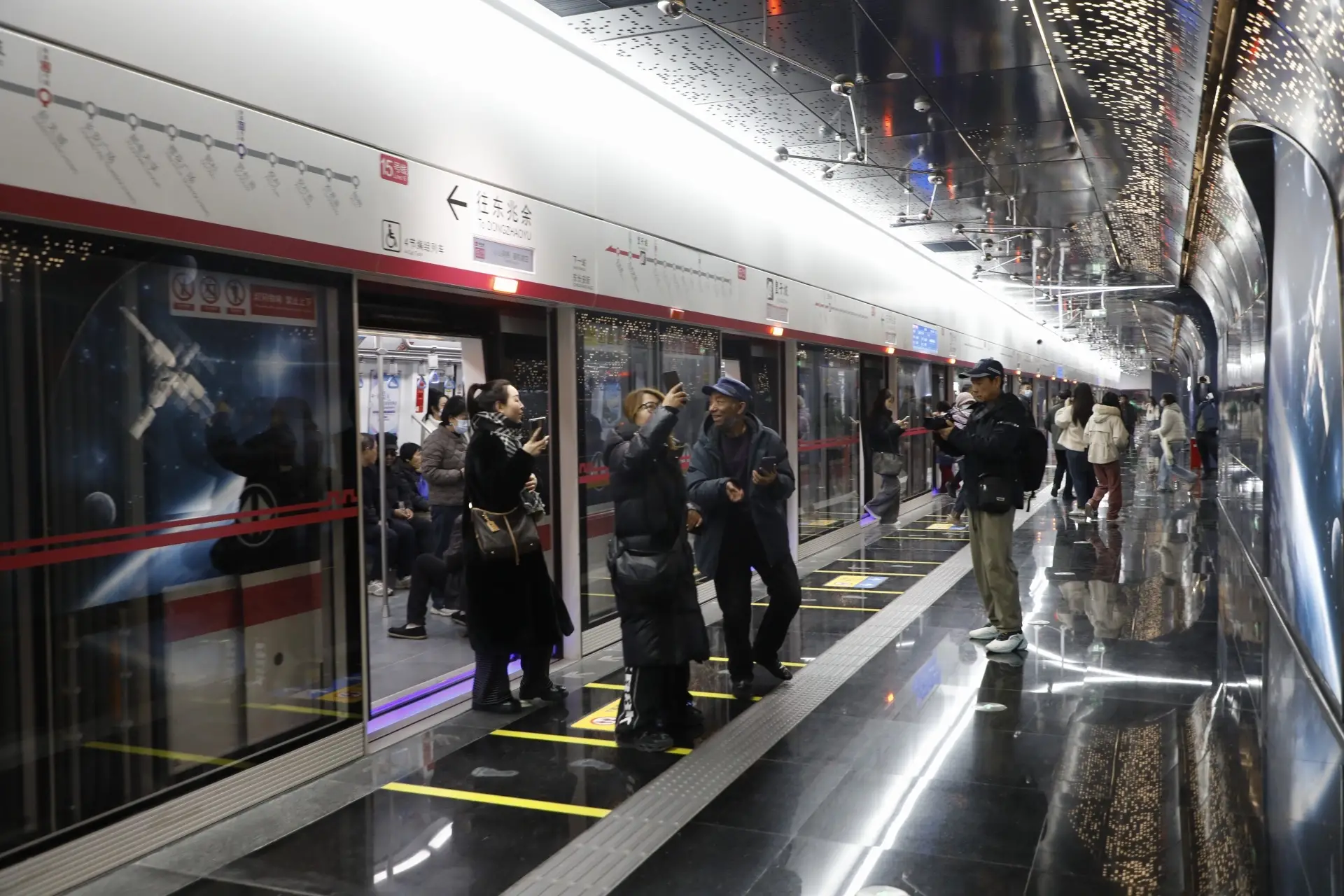 【西安2025年30项为民实事巡礼】
西安地铁线网总里程达到422公里 
轨道交通对公共交通的分担率接近70% 