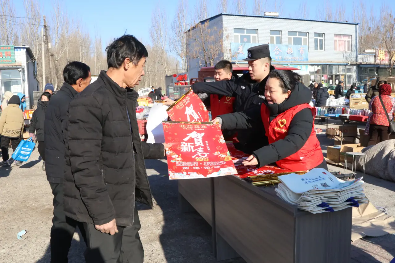 朝阳北票 法治宣传送下乡 大集普法暖民心