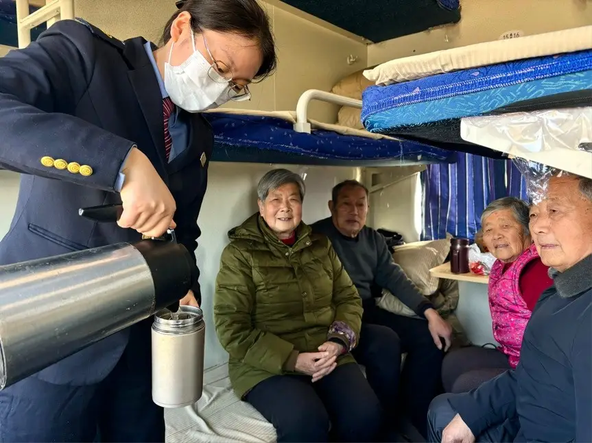 新春走基层|温暖回家路！“春运第一班”铁路列车员为银发老人们递上热水