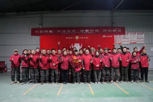 春节前一天，刚退休的京东老哥回站点帮送年货，退休金请老同事吃团圆饭