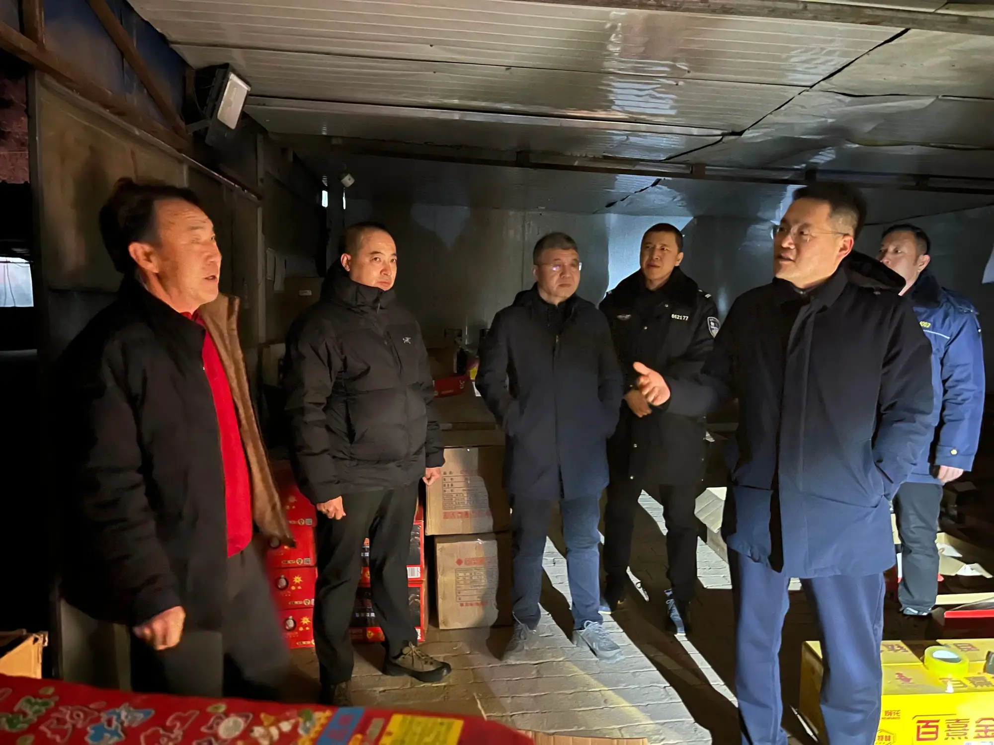 北票市市长赵宏伟带队检查乡镇临时烟花爆竹销售点夜间安全管理工作