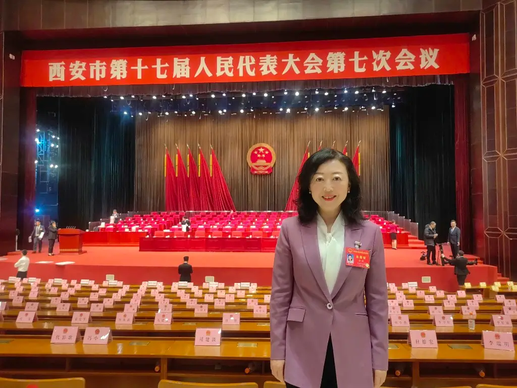 西安市人大代表徐蕾：
建议提升青少年近视防控教学空间环境 为孩子们的“光明未来”保驾护航