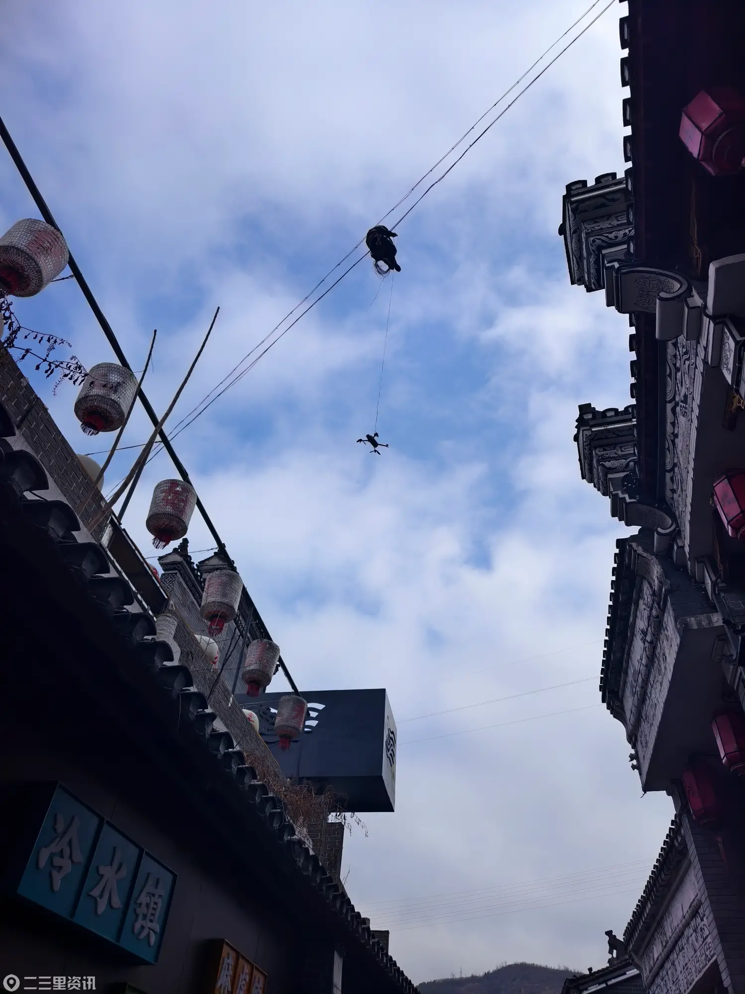 春节值守遇“特殊求助”： 电信综维工程师高空滑椅排险情