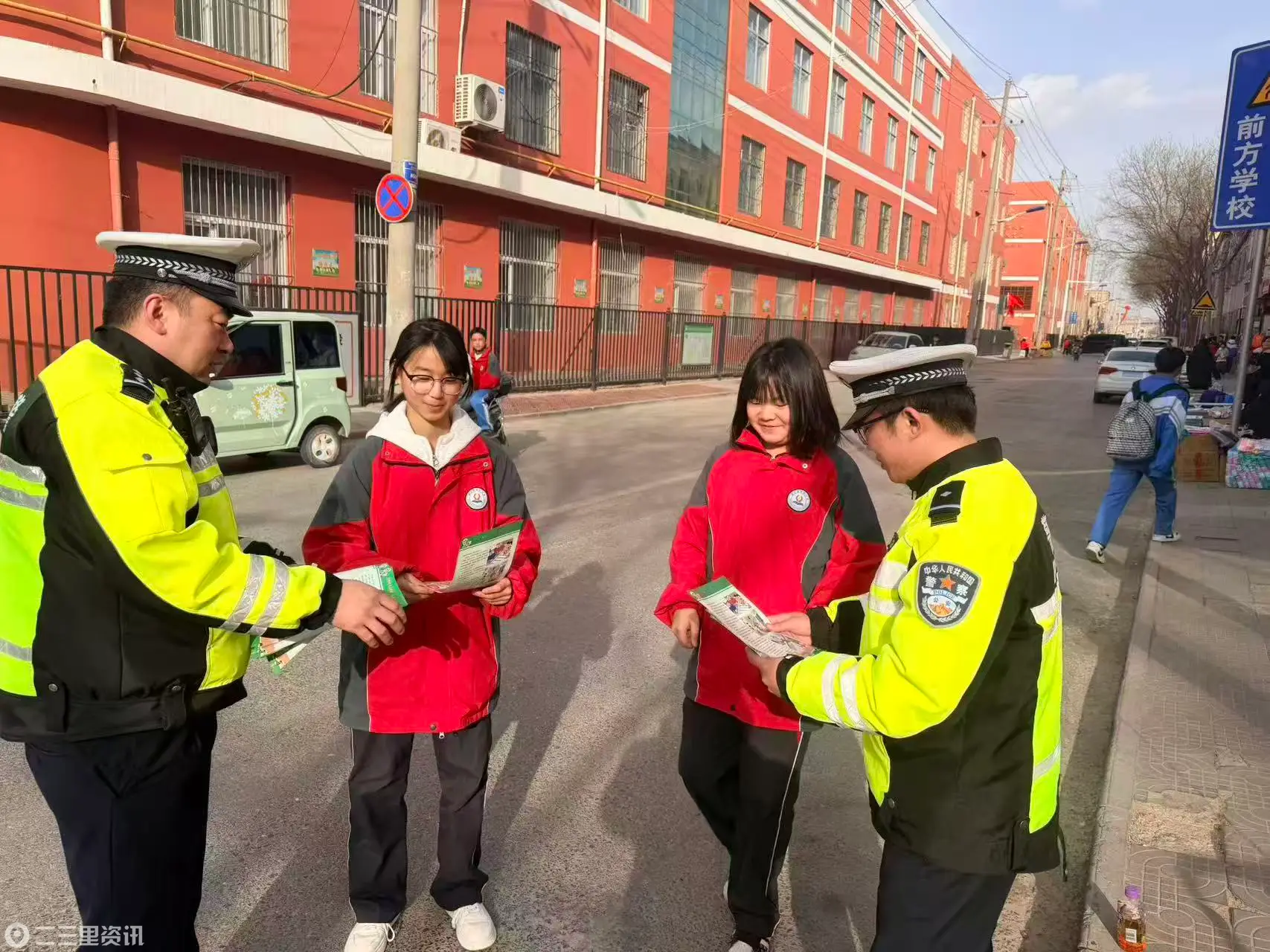 靖边交警暖心护航开学季