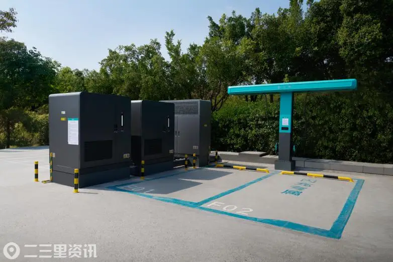 图12-比亚迪闪充高速站