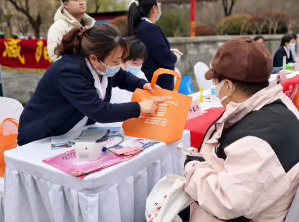 法治护航巾帼路 义诊暖心伴 “三八” | 咸阳彩虹医院工会积极参与市“三八”维权周宣传活动