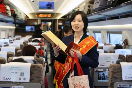 消保同行 泰康相伴|泰康养老保险把金融消费者权益保护知识搬上高铁列车