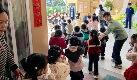 略阳育红幼儿园开展“家长进课堂”消防安全培训活动