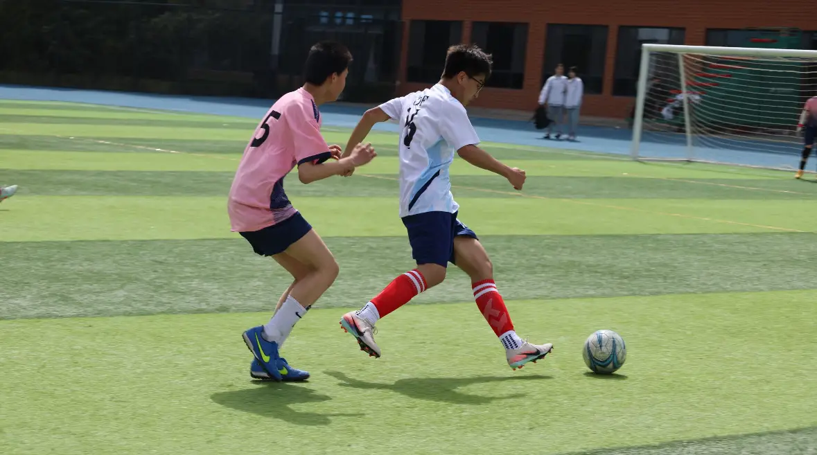 咸阳渭城中学“班超”联赛开幕！绿茵场上少年逐风，青春就是要敢拼敢闯