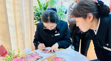 建行汉中分行营业部用专业为客户暖心兑换“火烧币”