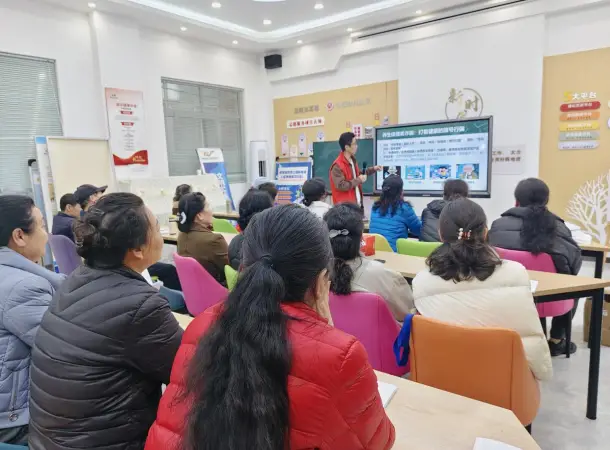 感知数字科技 乐享智慧生活 ——秦都区渭滨街道锦华社区公益课点亮“一老一小”数字新生活