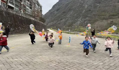  略阳白水江镇中心幼儿园举办第四届“风筝节”亲子活动