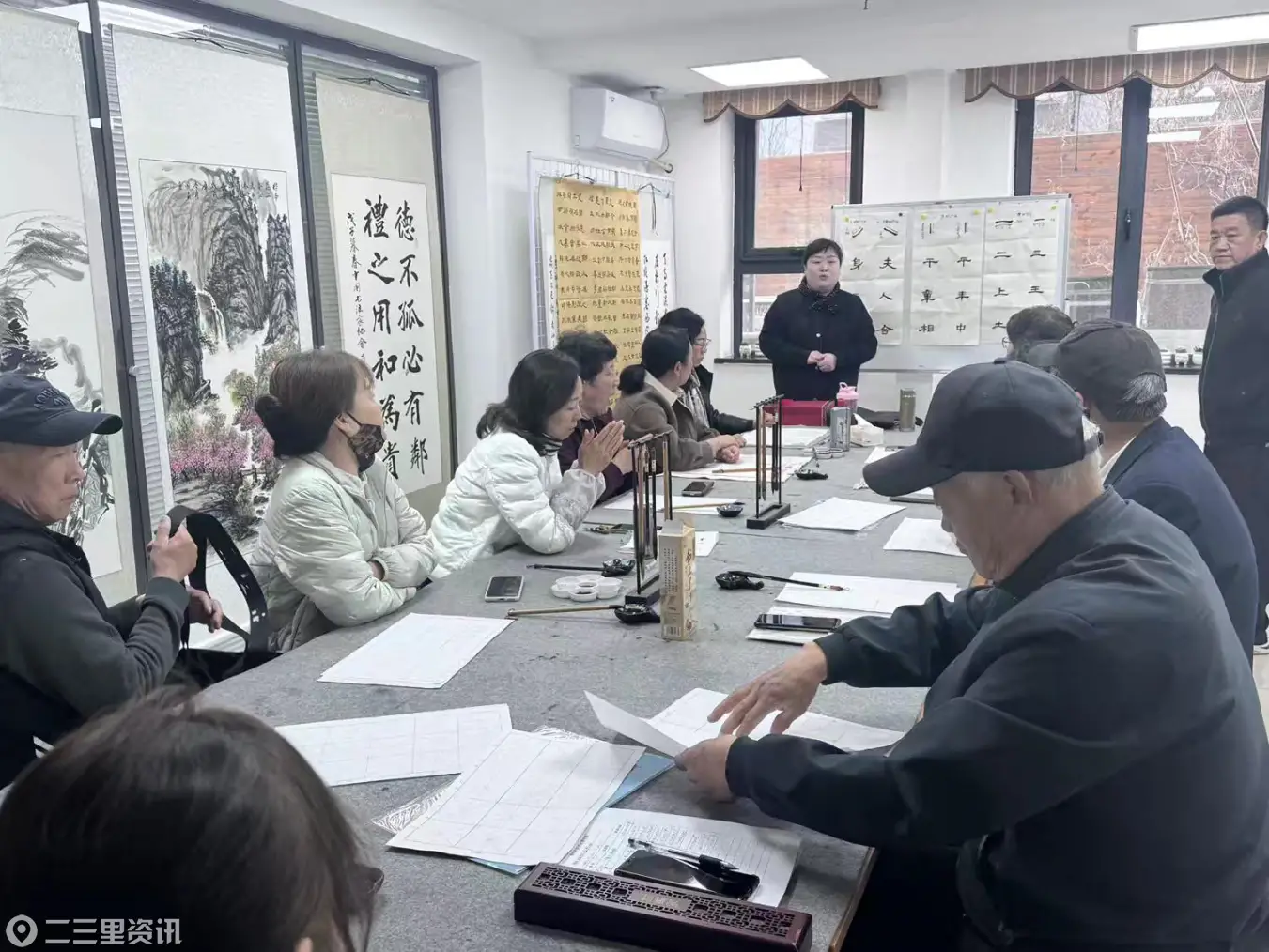 翰墨飘香促交融  高新区锦秀社区“乐龄学堂”书法班开课