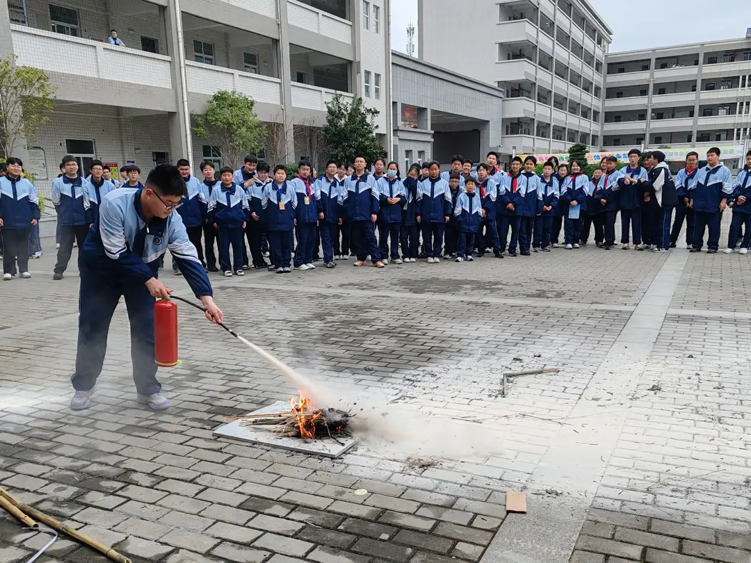 汉滨初中组织各班安全文明督导员进行消防知识技能培训