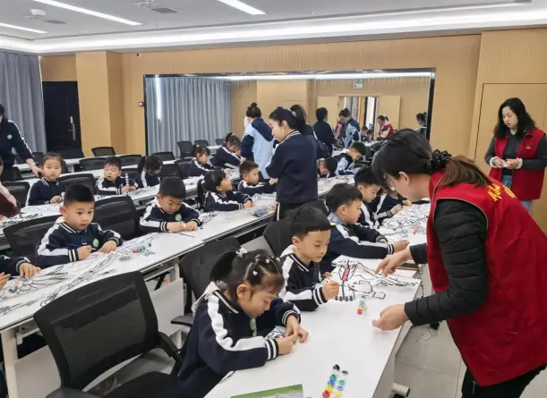 秦都区渭滨街道锦业社区开展“春风拂纸鸢，清明忆传统”儿童手工风筝制作活动