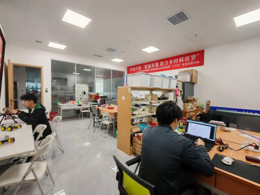 西北首家：西安明德理工成立“一人公司创新社区“ 开启AI时代“单人成军”创业新范式