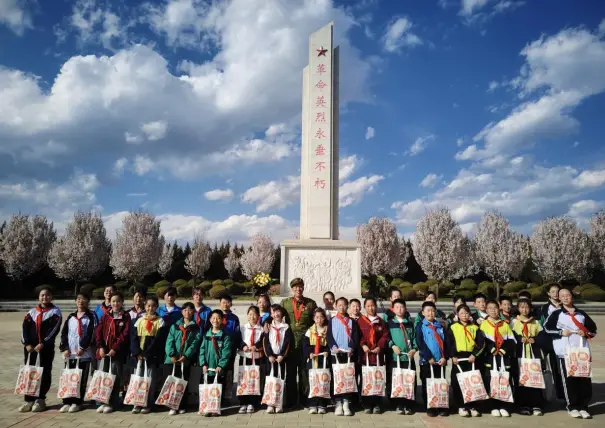 长武：红领巾讲解员走进烈士陵园 让英烈精神照亮少年成长路