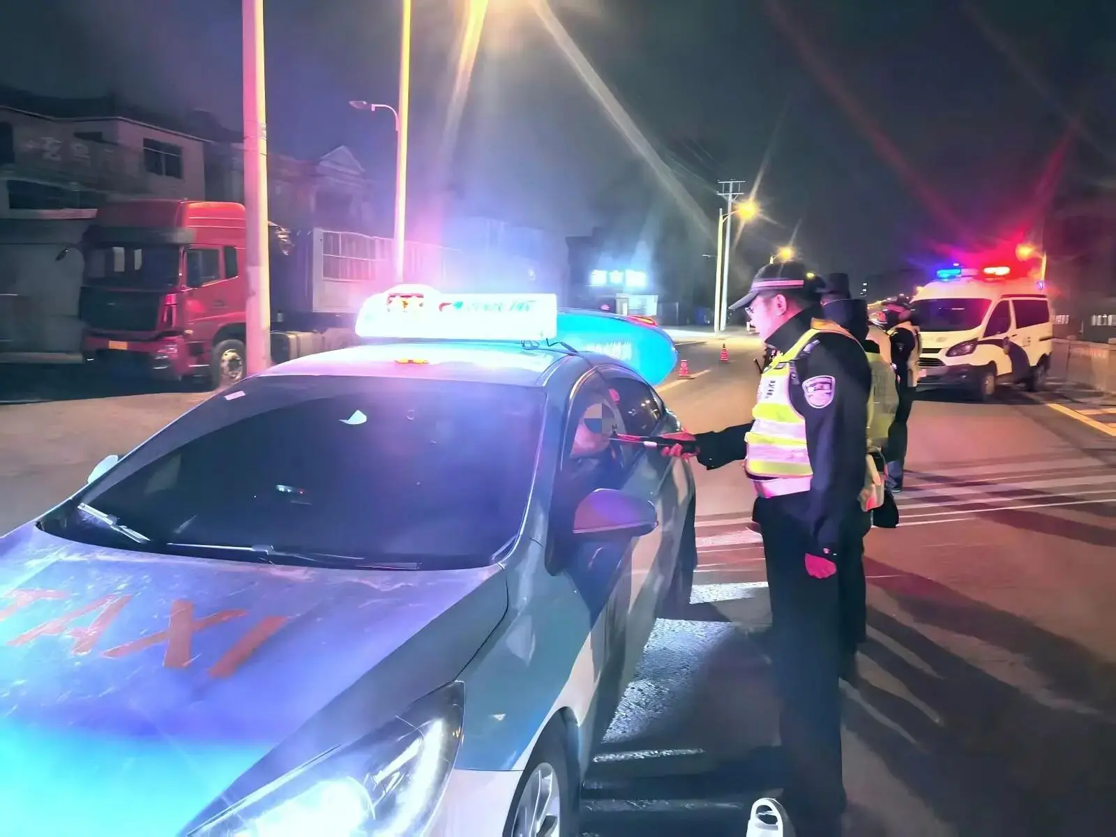 朝阳交警： 清明坚守不松懈  “警”然有序护平安