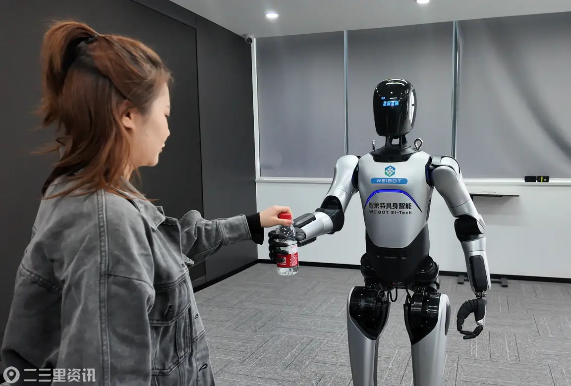 竞逐新赛道 | 这个机器人会的太多了