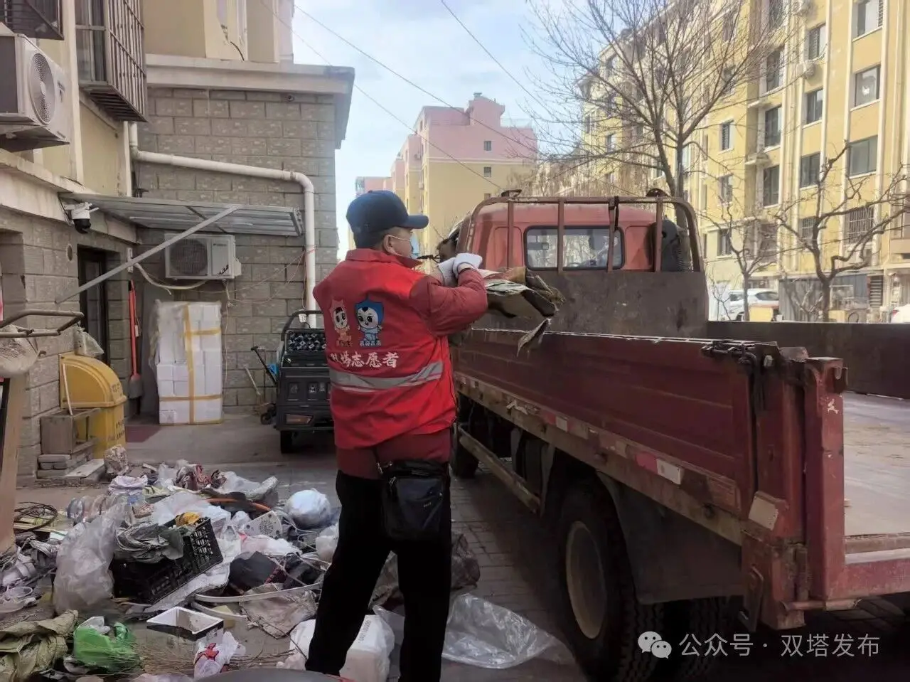 共筑文明城 双塔在行动 龙山街道中山社区：联动整治优环境 志愿服务暖人心