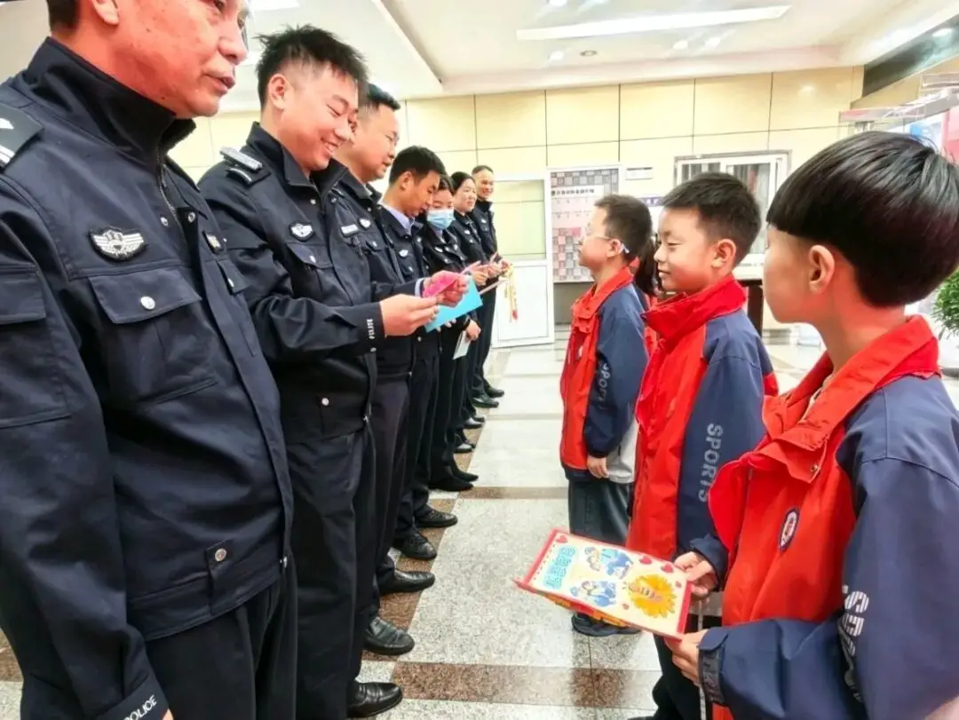 童心送暖致谢意 警民同心护平安