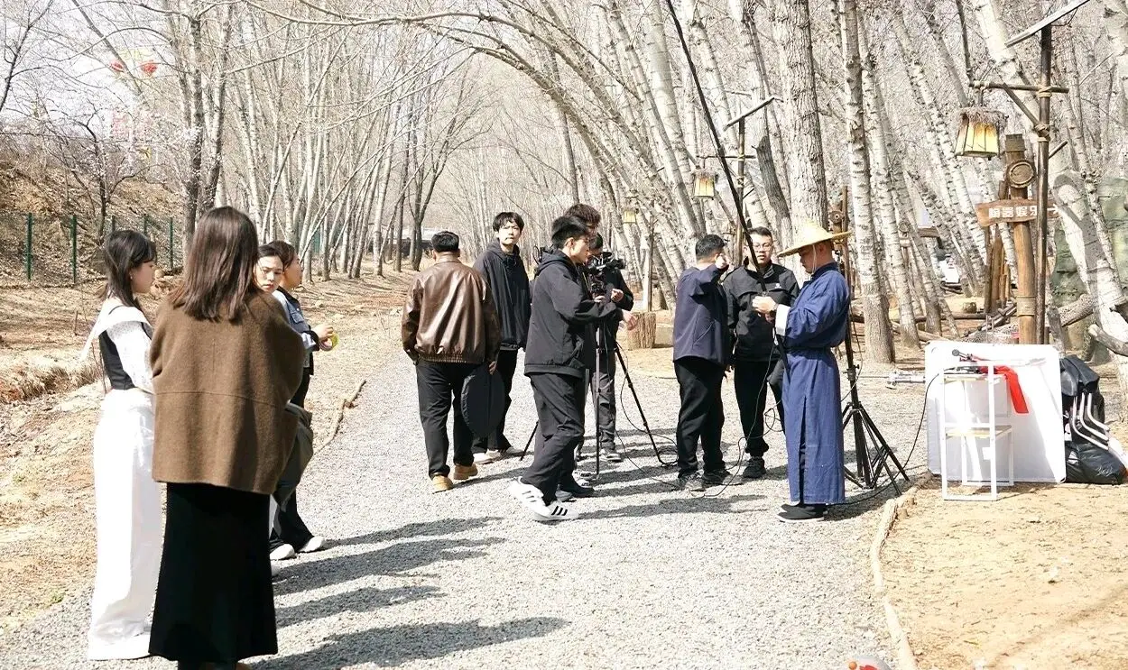 红山文旅小镇“整新活” 拍乡村短剧笑料多