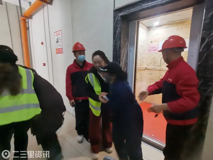 渭城区渭阳街道杜家堡社区开展电梯困人应急救援演练 筑牢居民安全防线