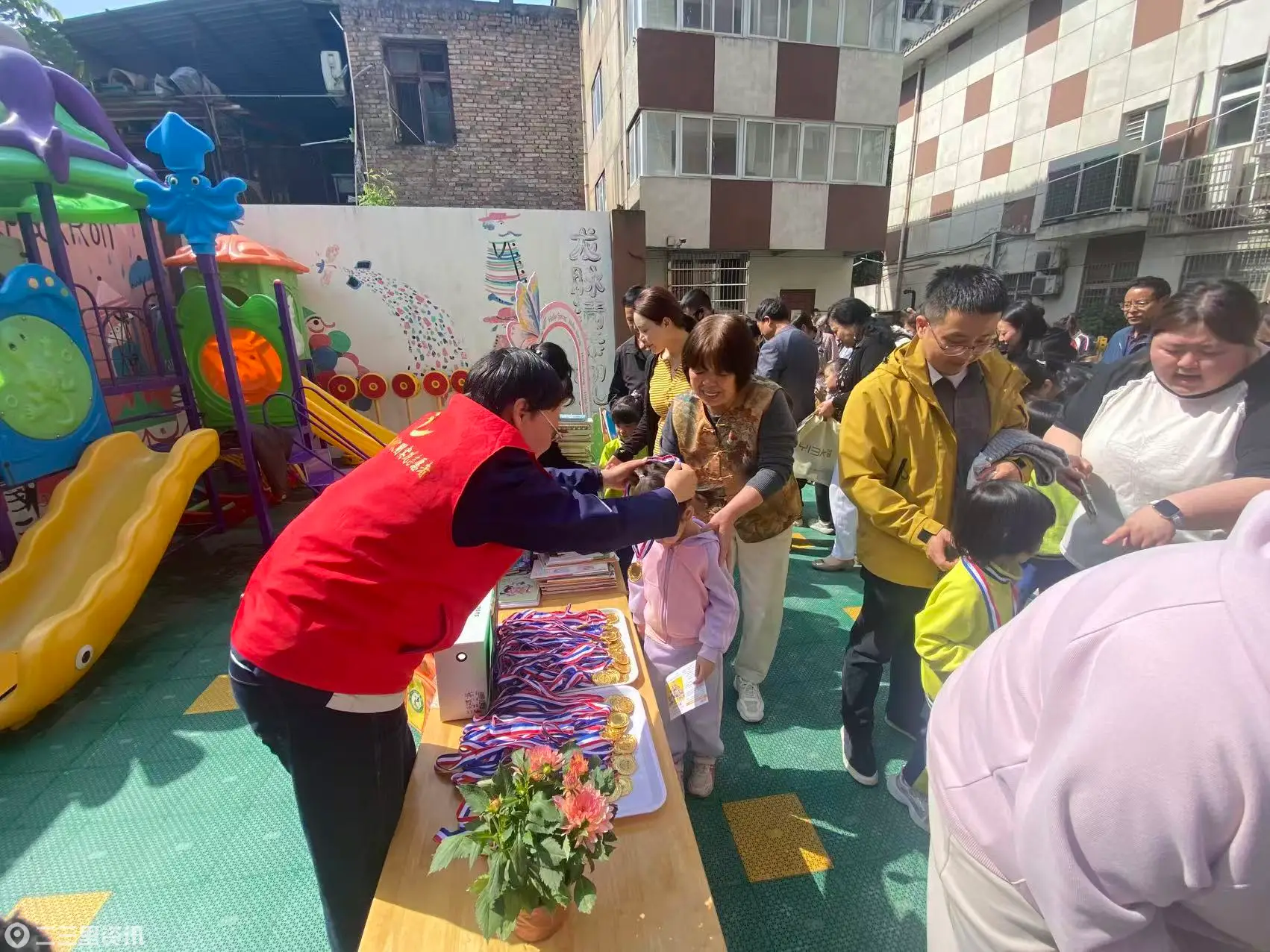 渭城区中山街街道：书香润童心 蔬香传温暖