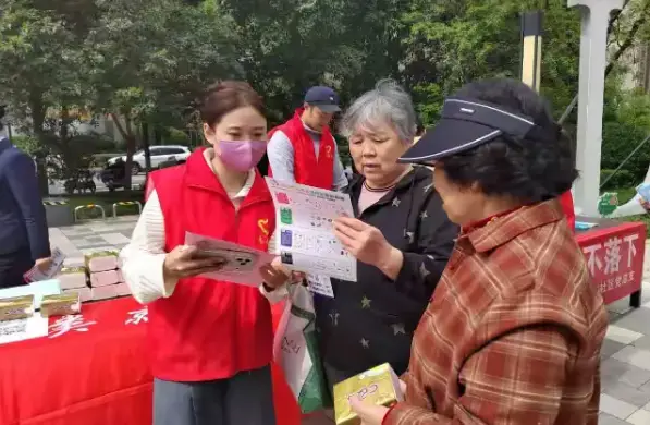 枫叶惠欣社区开展“法护平安·绿建家园”主题宣传活动