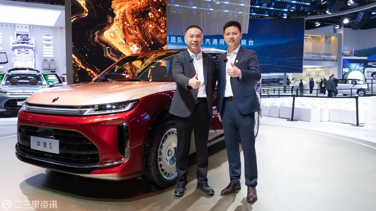 人站在汽车旁  AI 生成的内容可能不正确。