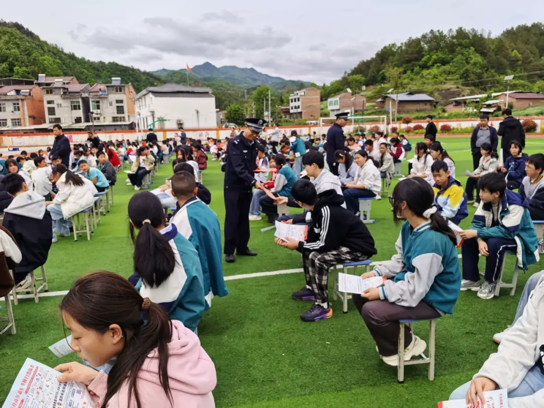 汉滨公安：藏蓝守护助成长 警校同心筑防线