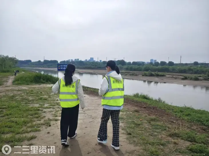 渭城区渭阳街道金旭路社区开展河道巡查工作