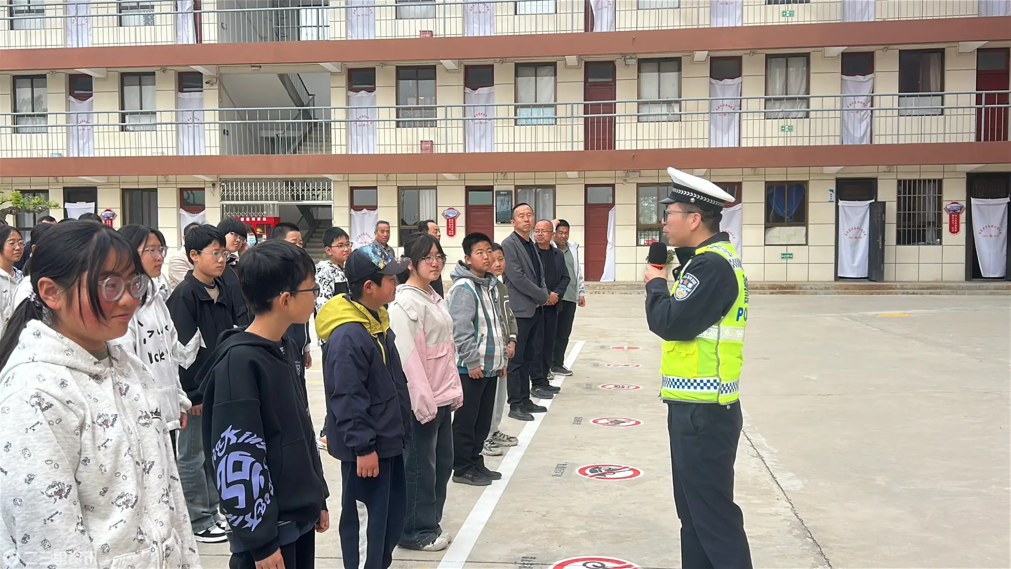 长武公安交警多点发力 筑牢假期交通安全防线