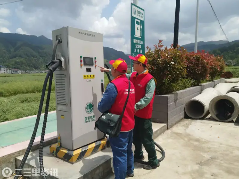 国网镇巴县供电公司：节前巡检充电桩 绿色出行“满电”无忧