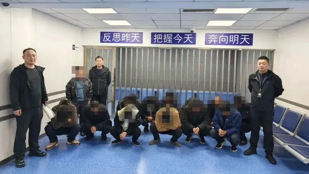 辽宁朝阳：聚众赌博，抓！