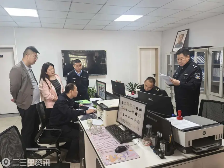 榆林交管支队二大队车管所民警五一节前走访检查“两客一危”重点运输企业